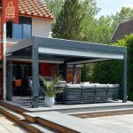 Pergola con tetto a lamelle impermeabili personalizzabile in contesti di ville, design di lusso, ideale per eventi all'aperto e luoghi di relax.