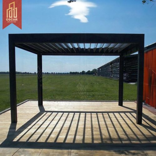 Pergola bioclimatica motorizzata per esterni, pergolato da giardino, pergolato da balcone, pergolato in alluminio con persiane in vetro regolabili e personalizzabili.