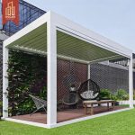 Pergola con tetto a lamelle impermeabili personalizzabile in contesti di ville, design di lusso, ideale per eventi all'aperto e luoghi di relax.